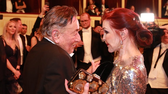 Priscilla Presley und Richard Lugner unterhalten sich während einer feierlichen Veranstaltung.