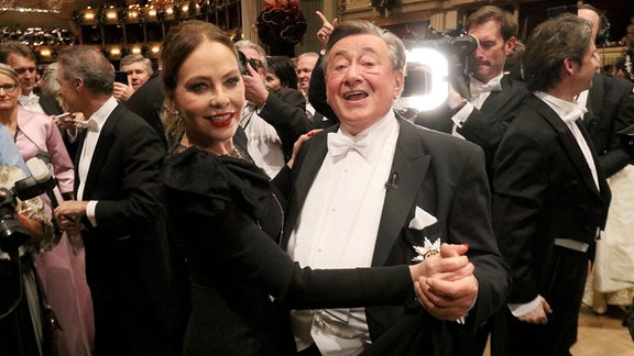 Ornella Muti, Schauspielerin aus Italien, und Richard «Mörtel» Lugner, Geschäftsmann tanzen auf dem traditionellen Opernball in Wien.
