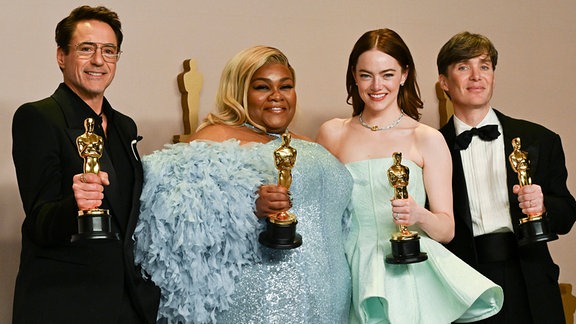 Robert Downey Jr., Da Vine Joy Randolph, Emma Stone und Cillian Murphy im Presseraum während der 96. Verleihung der Academy Awards