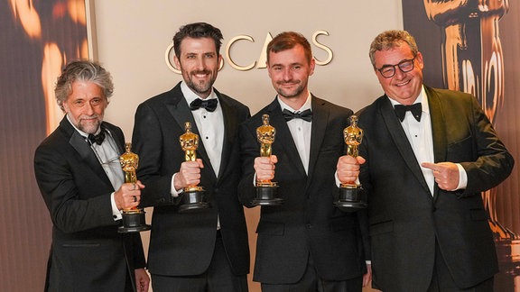 Paul Lambert, Stephen James, Rhys Salcombe und Gerd Nefzer feiern im Anschluss an die Oscarverleihung 2025.