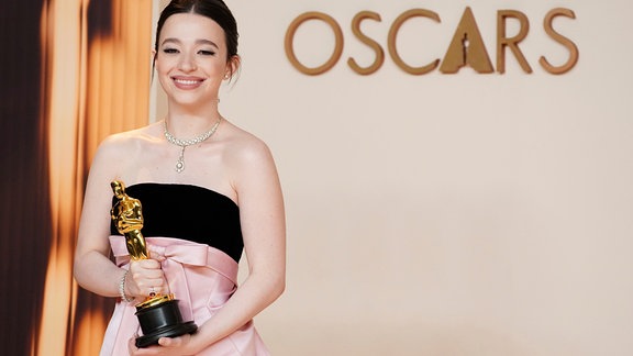 Mikey Madison, Gewinnerin des Preises für die beste Leistung einer Hauptdarstellerin für "Anora", freut sich im Presseraum der Oscar-Verleihung im Dolby Theatre über die Auszeichnung.