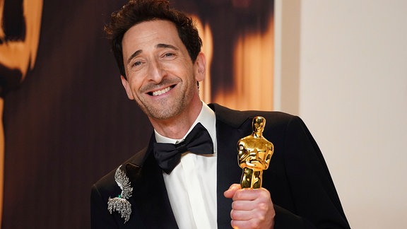 Adrien Brody, Gewinner des Preises für die beste schauspielerische Leistung in einer Hauptrolle für "The Brutalist", freut sich im Presseraum der Oscar-Verleihung im Dolby Theatre über die Auszeichnung.