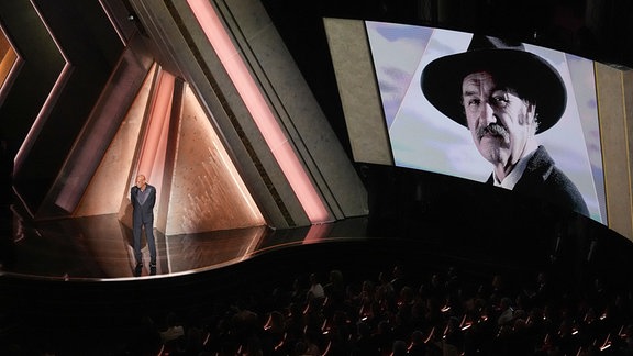 Morgan Freeman gedenkt dem 2025 verstorbenen Schauspieler Gene Hackman während der Oscar-Verleihung im Dolby Theatre in Los Angeles.