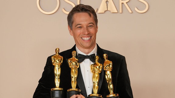 Sean Baker freut sich über vier Oscars für "Anora".