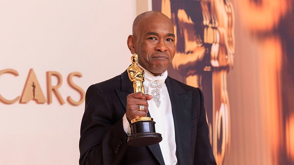 Paul Tazewell präsentiert seinen Oscar auf der Oscar-Gala 2025.