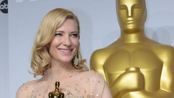 Schauspielerin Cate Blanchett posiert mit einem Oscar.