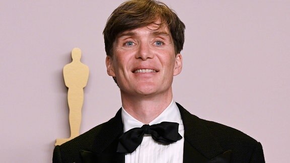 Cillian Murphy imit seiner Trophäe