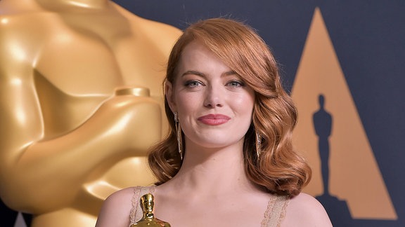 Schauspielerin Emma Stone posiert mit einem Oscar.