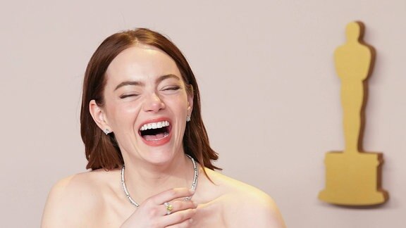 Emma Stone von Poor Thing feiert backstage mit ihrem Oscar für die beste Schauspielerin