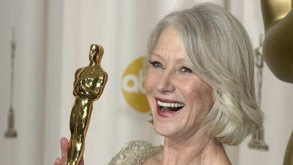 Schauspielerin Helen Mirren posiert mit einem Oscar.