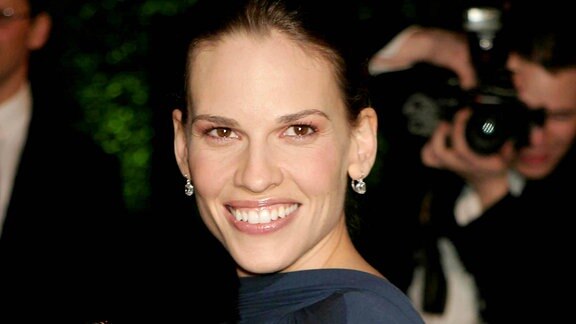 Hilary Swank freut sich über ihren Oskar, 2005