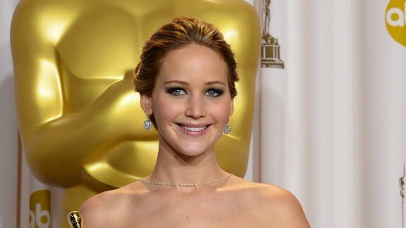 Schauspielerin Jennifer Lawrence posiert mit einem Oscar.