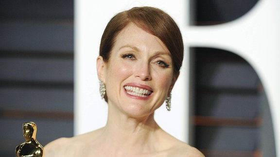 Schauspielerin Julianne Moore posiert mit einem Oscar.