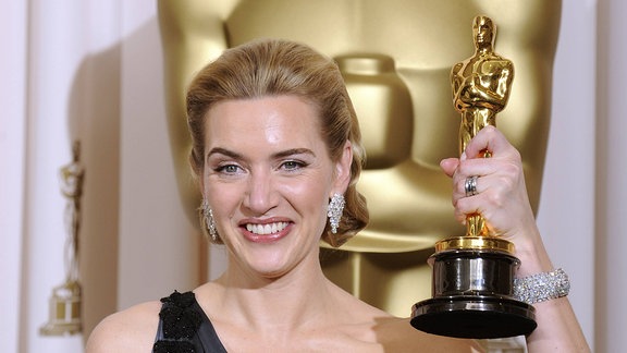 Schauspielerin Kate Winslet posiert mit einem Oscar.