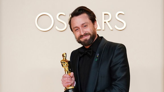 Kieran Culkin präsentiert den Preis für die beste Leistung eines Schauspielers in einer Nebenrolle für "A Real Pain" im Presseraum der Oscar-Verleihung im Dolby Theatre
