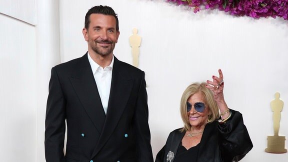 Bradley Cooper und Gloria Campano kommen zur Oscar-Verleihung im Dolby Theatre in Los Angeles.
