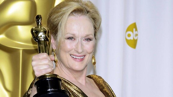 Freudig hält Meryl Streep ihre Oscar-Trophäe in die Kameras, 2012 