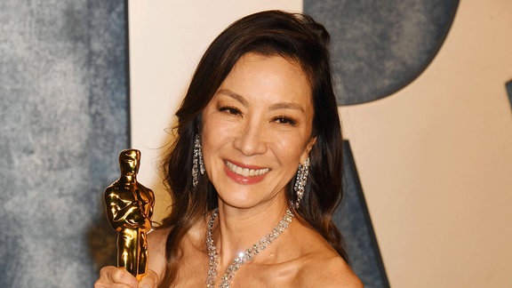 Schauspielerin Michelle Yeoh mit einem Oscar (2023)