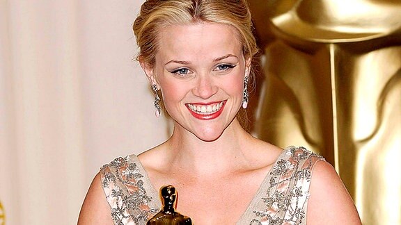 Reese Witherspoon freut sich über ihren Oskar, 2006 