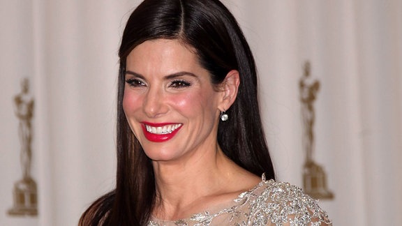 Sandra Bullock freut sich über ihren Oskar, 2010