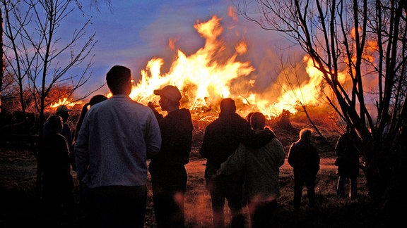Osterfeuer am Abend mit Abendhimmel