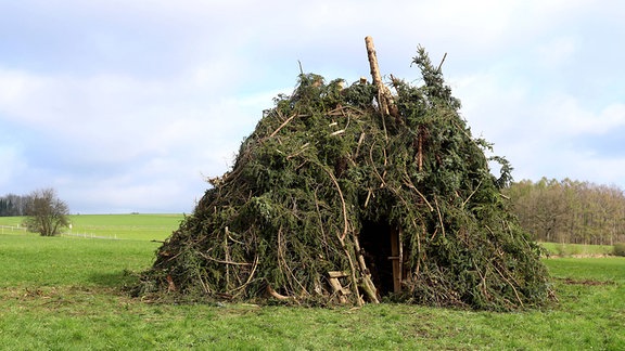 Aufgeschicktetes Holz in Vorbereitung für ein Osterfeuer