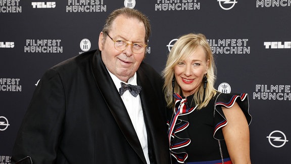 Ottfried Fischer mit Freundin Simone Brandlmeier bei der Eröffnung vom 36. Filmfest München 2018 mit der Premiere von Mackie Messer - Brechts Dreigroschenfilm im Mathäser Filmpalast.