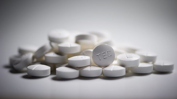 Ein kleiner Haufen weißer Tabletten: "TEC".