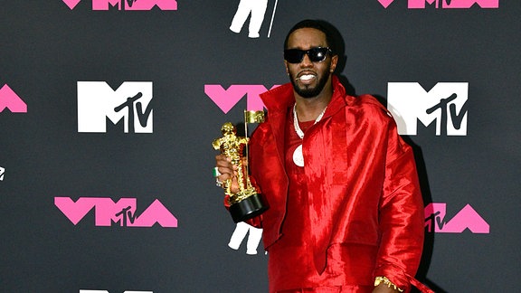 Sean "Diddy" Combs bei den MTV Video Music Awards mit einem Preis in der Hand.