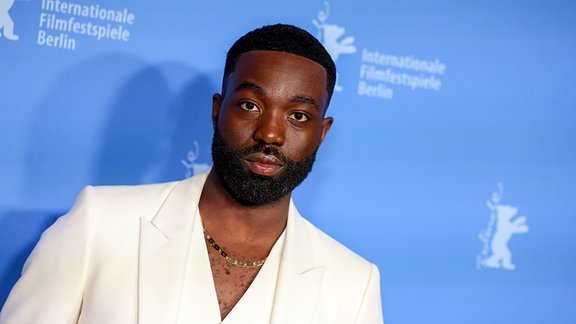 Paapa Essiedu kommt zu der Premiere für den Film "The Outrun", während der 74. Internationalen Filmfestspiele Berlin.