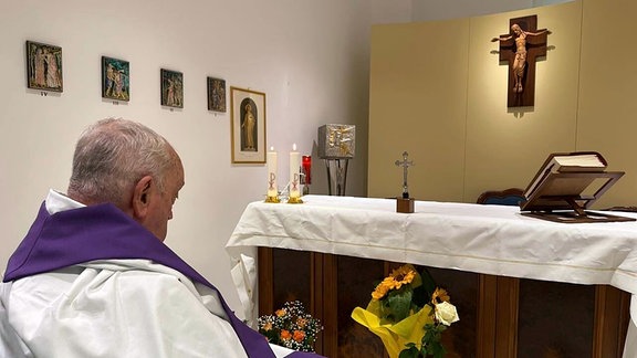 Auf diesem von der Presseabteilung des Vatikans via AP veröffentlichten Bild zelebriert Papst Franziskus eine Messe in der Kapelle der Poliklinik Agostino Gemelli in Rom.