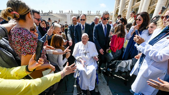 Papst Franziskus in einem Rollstuhl am Ende einer Messe, die den Kranken gewidmet war