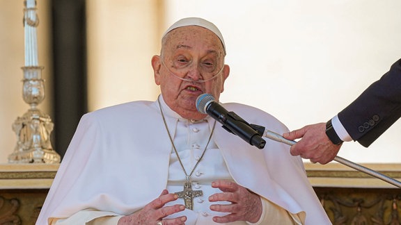 Papst Franziskus spricht zu den Gläubigen am Ende einer Messe auf dem Petersplatz im Vatikan, die den Kranken gewidmet ist.