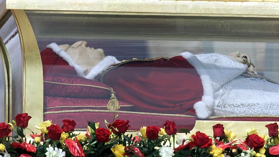 Der Leichnam von Papst Johannes XXIII. liegt in einem Glassarg auf dem Petersplatz vor einer Messe am Penticoscotal