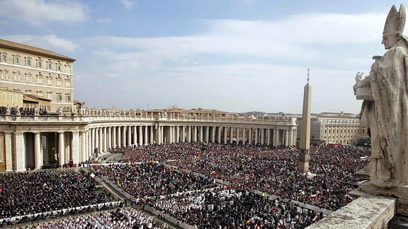 Blick auf den Sankt Peters Platz von oben während der Beerdigung von Papst Johannes Paul II.