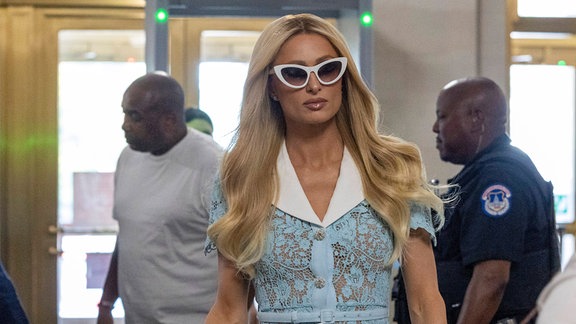 Paris Hilton betritt das Bürogebäude des Longfellow House, bevor sie am Mittwoch bei einer Anhörung des Haushaltsausschusses des US-Repräsentantenhauses zum Missbrauch von Jugendlichen in stationären Behandlungseinrichtungen am 26. Juni 2024 in Washington, DC, aussagt