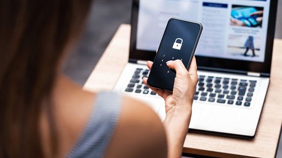 Frau entsperrt Smartphone