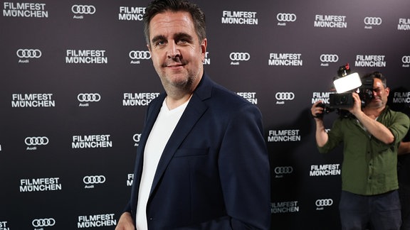 Der Schauspieler Bastian Pastewka steht vor der Premiere der Serie "Perfekt verpasst", in der Astor Filmlounge im ARRI-Kino.