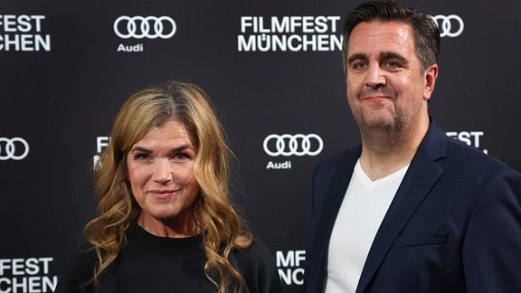Die Schauspieler Anke Engelke (l) und Bastian Pastewka stehen vor der Premiere der Serie "Perfekt verpasst", in der Astor Filmlounge im ARRI-Kino.
