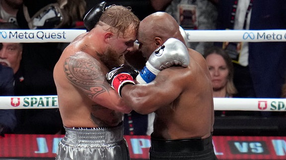 Jake Paul und Mike Tyson umarmen sich nach ihrem Schwergewichts-Boxkampf am Freitag, den 13. November. 15, 2024, in Arlington, Texas,