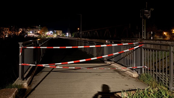 Eine Brücke ist mit Flatterband abgesperrt.
