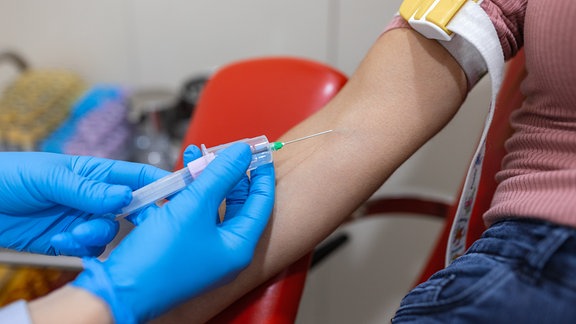 Einer Frau wird Blut abgenommen