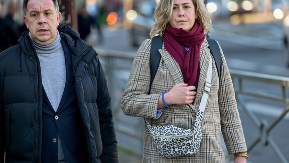 Caroline Darian und David vor dem Gericht