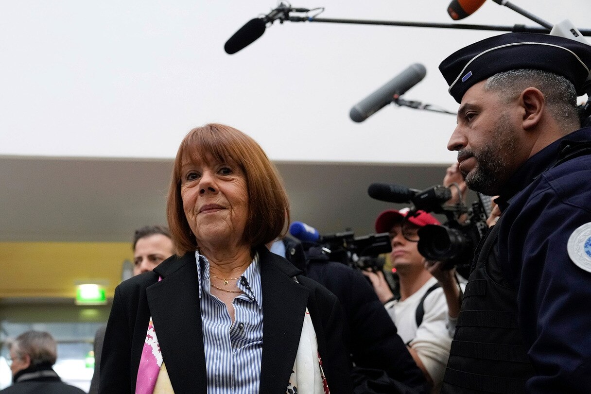 Gisele Pelicot,kommt zum Gerichtsgebäude in Avignon, umringt von Pressevertretern.