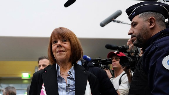 Gisele Pelicot,kommt zum Gerichtsgebäude in Avignon, umringt von Pressevertretern.