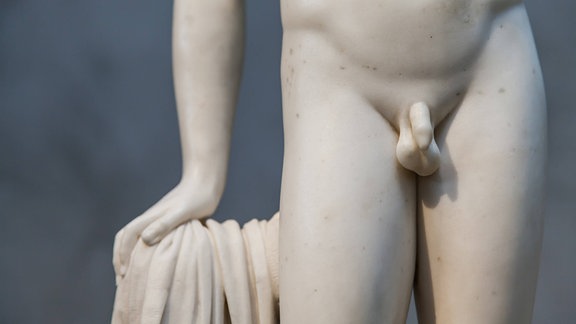 Penis Kopie einer griechischen Statue mit Details im Geschlechtsbereich