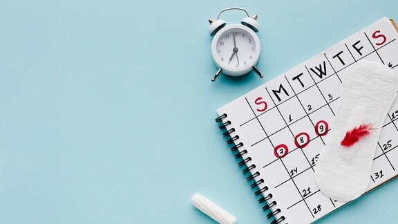 Symbolbild zum Thema Periode bestehend aus einem Kalender, eine Uhr, einen Tampon und eine Binde