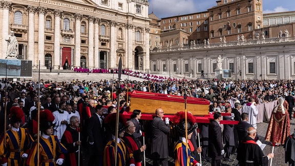 Der Leichnam von Papst Franziskus wird im offenen Sarg über den Petersplatz zum Petersdom überführt, wo er drei Tage lang aufgebahrt sein wird.