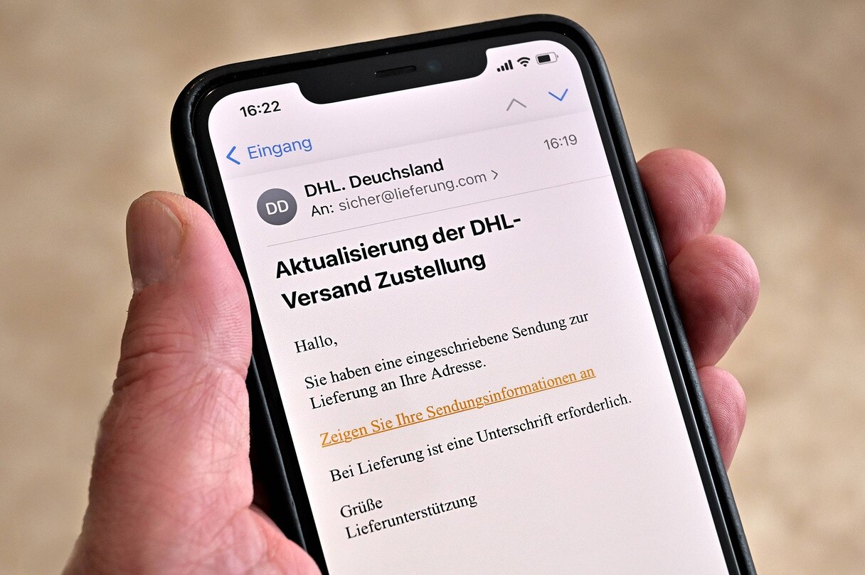 Vorsicht- Betrug  Mit dieser Phishing-Mail wird versucht an persönliche Daten zu kommen. Der Schreibfehler DHL.Deuchsland verrät die Betrugsmasche.