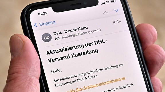 Vorsicht- Betrug  Mit dieser Phishing-Mail wird versucht an persönliche Daten zu kommen. Der Schreibfehler DHL.Deuchsland verrät die Betrugsmasche.